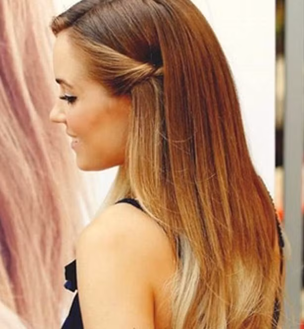 Nếu cần một kiểu tóc không cầu kỳ cho phù hợp với trang điểm tự nhiên, chỉ cần lấy hai lọn tóc hai bên tai buộc ra đằng sau, dùng kẹp tăm kẹp lại rồi dấu dưới một lớp tóc.