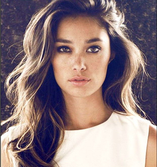 Nếu muốn có một mái tóc gợi cảm, bạn chỉ dùng máy uốn cho phần thân tóc, không uốn đuôi rồi nhẹ nhàng lấy tay xoắn lại để có những lọn tóc mềm mại. Kiểu tóc này cũng phù hợ với kiểu trang điểm nhẹ nhàng hoặc trang điểm sương sương. Ảnh: Internet. Video "Bí quyết làm đẹp của sao Việt". Nguồn: VTC.