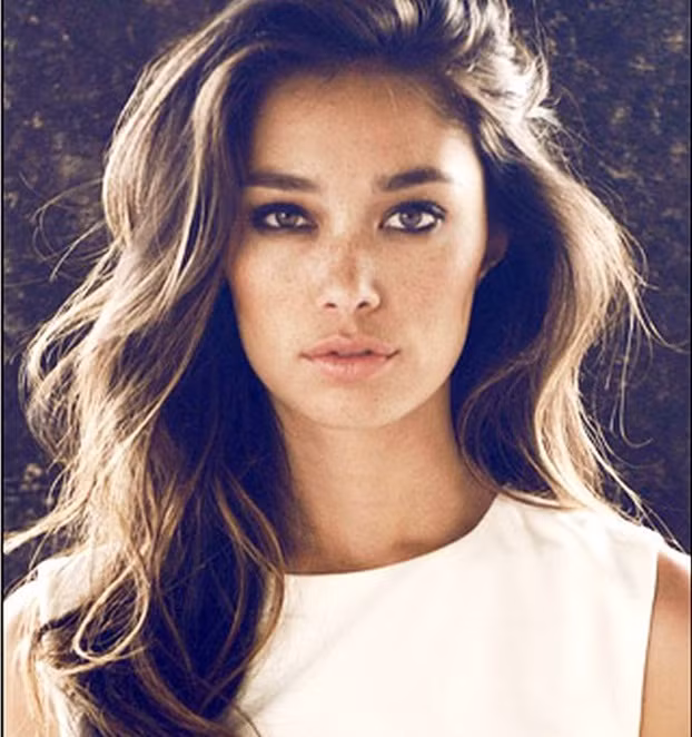 Nếu muốn có một mái tóc gợi cảm, bạn chỉ dùng máy uốn cho phần thân tóc, không uốn đuôi rồi nhẹ nhàng lấy tay xoắn lại để có những lọn tóc mềm mại. Kiểu tóc này cũng phù hợ với kiểu trang điểm nhẹ nhàng hoặc trang điểm sương sương. Ảnh: Internet. Video "Bí quyết làm đẹp của sao Việt". Nguồn: VTC.