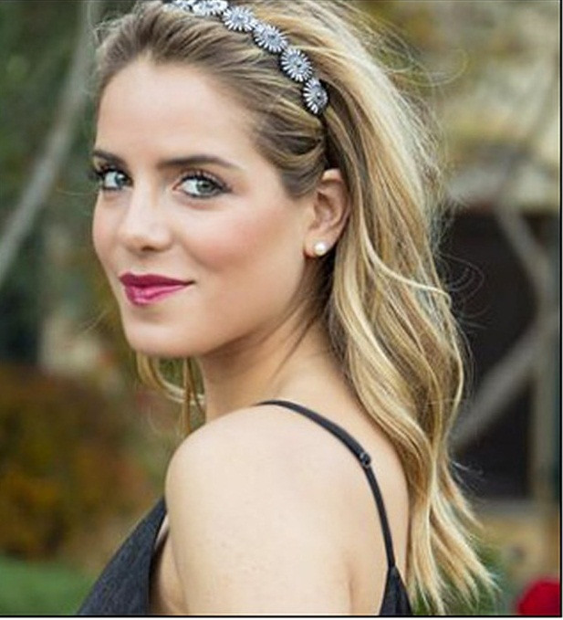 Nếu muốn có một kiểu tóc đẹp đi chơi ngày 20/10, bạn cần một mái tóc phồng và có độ dày. Kiểu tóc này đẹp nhất nếu thực hiện trên mái tóc đã gội được khoảng 1-2 ngày. Kết hợp vừa uốn lọn vừa xịt gôm, bạn sẽ có được mái tóc bồng bềnh, sau đó để nguyên hoặc dùng băng đô hoặc bờm cho thêm điệu đà. Nếu tóc mỏng có thể đánh rối lên một chút.