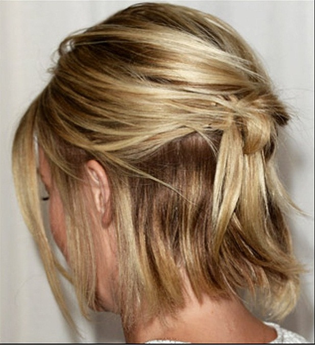 Kiểu tóc đơn giản nửa buộc nửa thả này cũng có thể áp dụng với tóc ngắn.