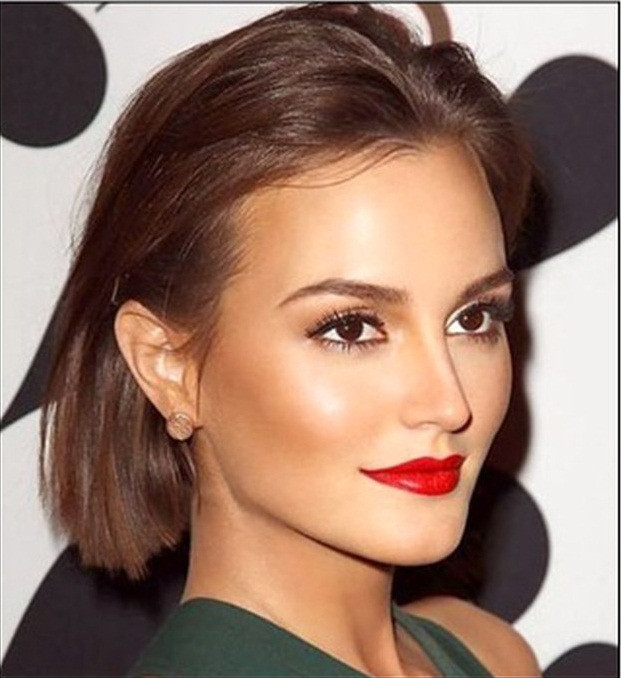 Đối với những cô gái tóc ngắn nhưng vẫn muốn có mái tóc sành điệu, chỉ cần chải hết tóc ra sau và trang điểm nổi bật với môi đỏ, mắt khói và lông mi cong vút để làm điểm nhấn.