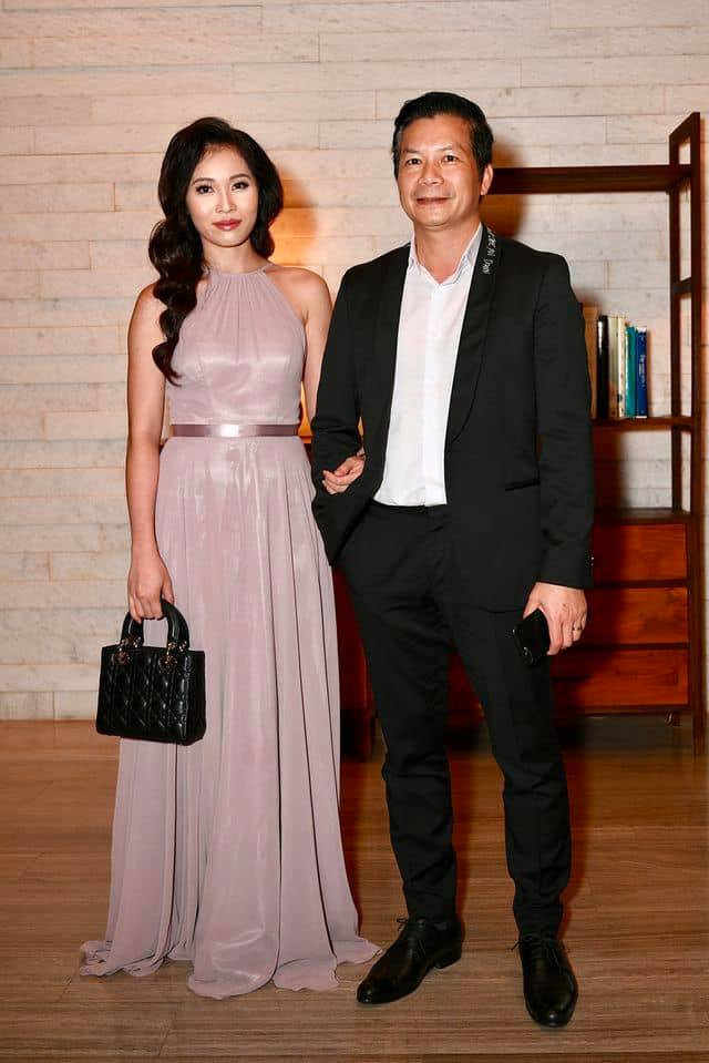 Thu Trang phối chiếc đầm cổ yếm quyến rũ với túi Dior sanh chảnh.