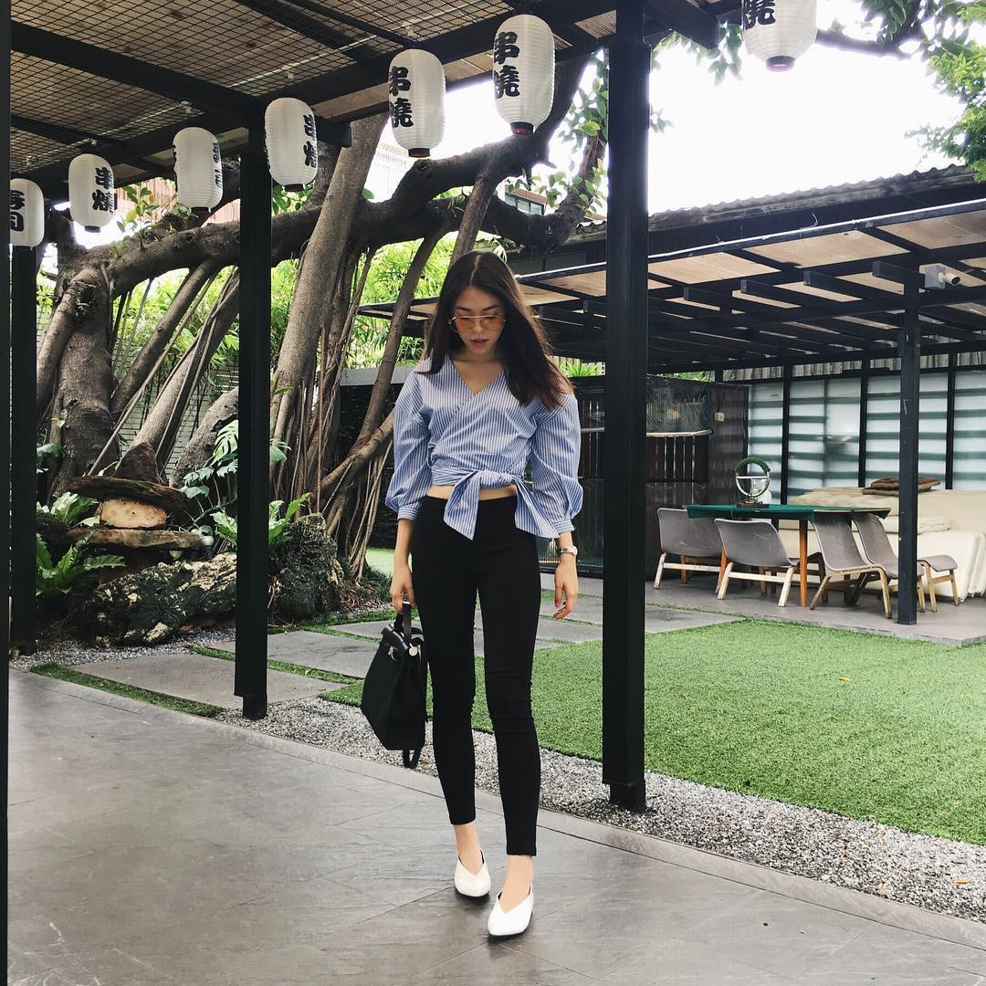 Ngoài đời thường, cô nàng cũng ăn mặc khá đơn giản và trẻ trung.