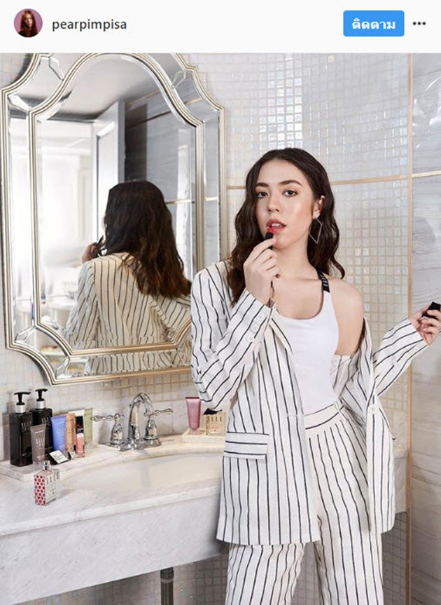 Màu trắng là gam màu trang phục được cô nàng yêu thích. Pimpisa Chirathivat mặc bộ suit kẻ sọc phối với áo 3 lỗ bên trong vừa sang trọng vừa quyến rũ.