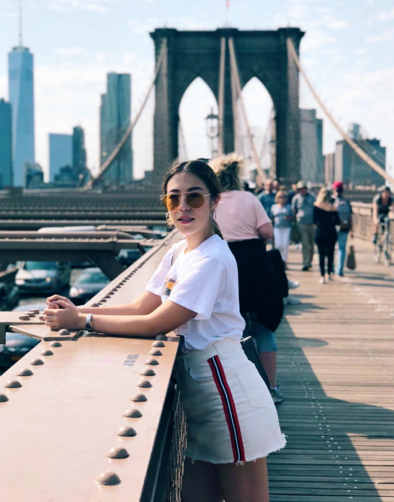 Từ quần áo, túi xách đến những phụ kiện nhỏ của Pimpisa đều thuộc những thương hiệu đình đám thế giới như Chanel, Hermes, Gucci, Dior, Louis Vuiton,…