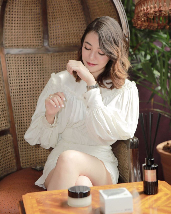 Pimpisa Chirathivat chuộng các trang phục thanh lịch, nữ tính.