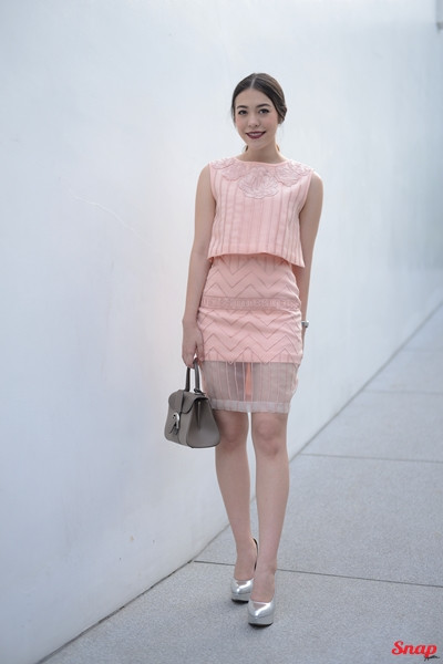 Cách ăn mặc vừa sang chảnh vừa thanh lịch của Pimpisa Chirathivat rất hợp với các cô nàng văn phòng hiện đại. Ảnh: Internet. Video "Minh Hằng chia sẻ về phong cách thời trang". Nguồn: VTC.