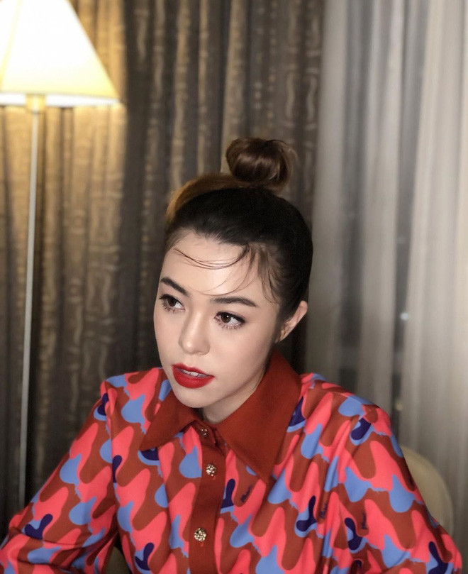 Mặc áo sơ mi cao cổ nhưng cô nàng vẫn toát lên nét sang chảnh, cuốn hút.