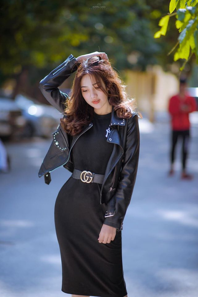 Cô thường mặc những trang phục ôm sát để tôn lên lợi thế vóc dáng. Khương Thị Thanh Hằng cho biết cô cao 1m62 với vòng eo "thắt đáy lưng ong" chỉ khoảng 54cm.