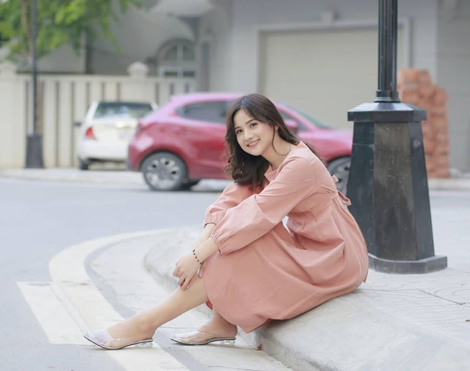 Khác với hình ảnh thường thấy với đồng phục, áo dài, Khương Thị Thanh Hằng ngoài đời có gu ăn mặc cực sành điệu và có phần già dặn hơn.