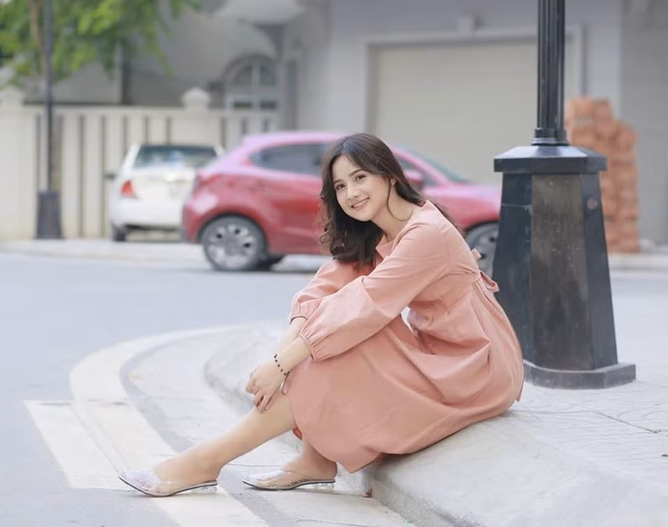 Khác với hình ảnh thường thấy với đồng phục, áo dài, Khương Thị Thanh Hằng ngoài đời có gu ăn mặc cực sành điệu và có phần già dặn hơn.