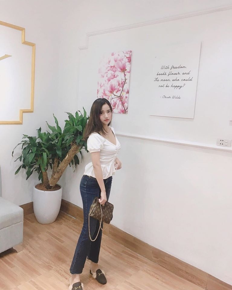 Phong cách thời trang hơi "dừ" của Thanh Hằng khiến nhiều người không nghĩ rằng cô mới 18 tuổi.