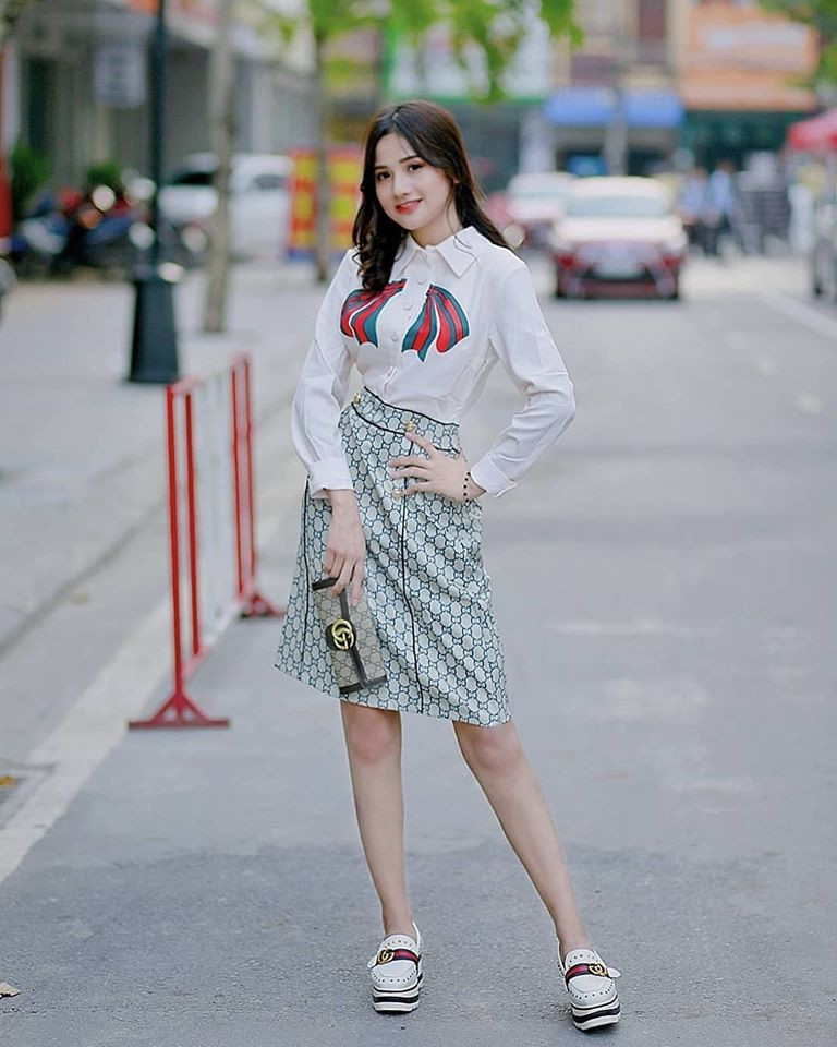 Nữ sinh gốc Hà Nam trông có vẻ già hơn tuổi bởi cách ăn mặc giống các chị em công sở.