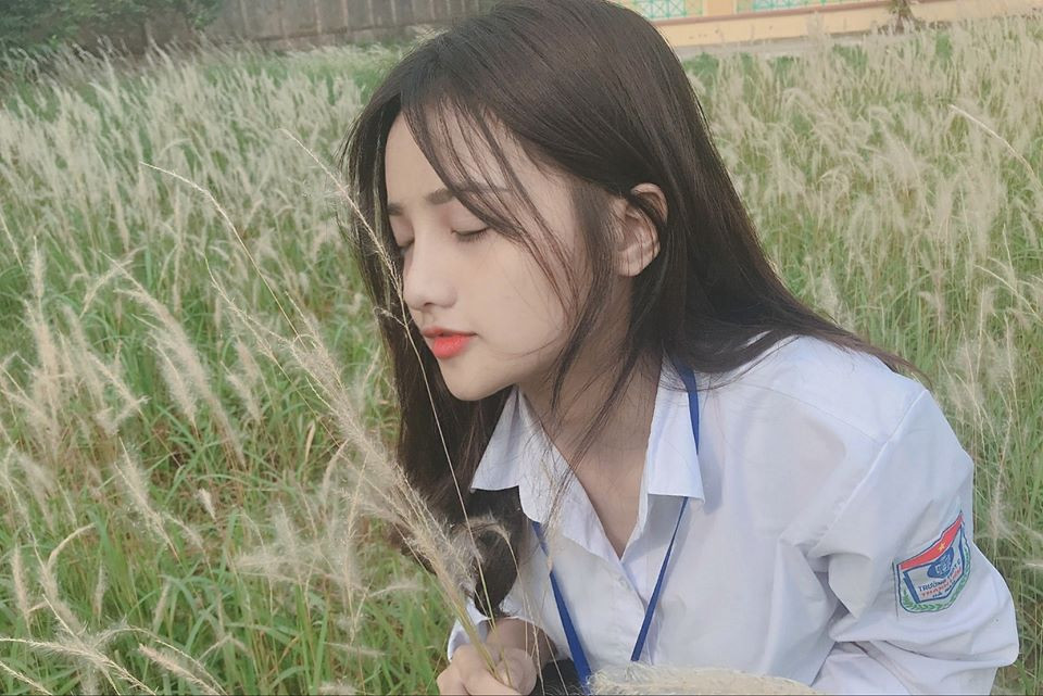 Cư dân mạng còn gọi cô là "thiên thần đồng phục" hay "cô gái năm đó chúng ta cùng theo đuổi".