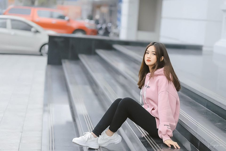 Những hình ảnh ăn mặc trẻ trung, đúng lứa tuổi hiếm thấy của nữ hot girl.