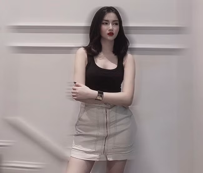 Với vóc dáng đồng hồ cát, Khánh Linh tự tin diện các trang phục bó sát khoe hình thể.