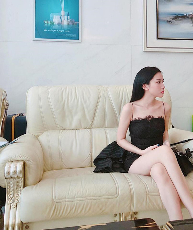 Không mặc quá hở nhưng Khánh Linh luôn toát lên vẻ gợi cảm quyến rũ.