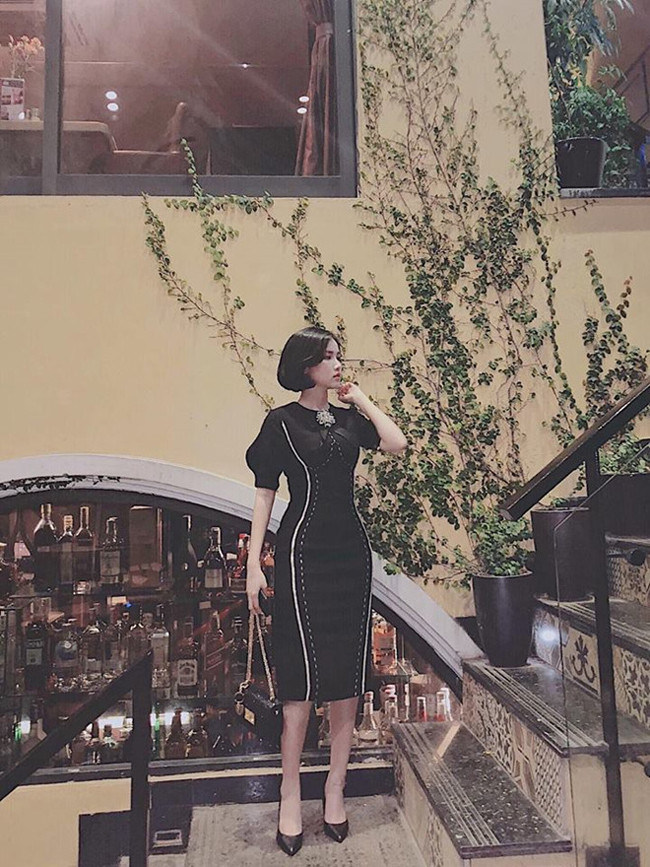 Không chỉ diện váy đen, nữ biên tập viên còn chọn cả túi xách và giày cùng tông màu.