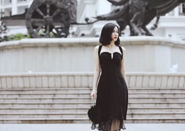 Hầu hết các trang phục trong tủ đồ của cô đều có màu đen chủ đạo.