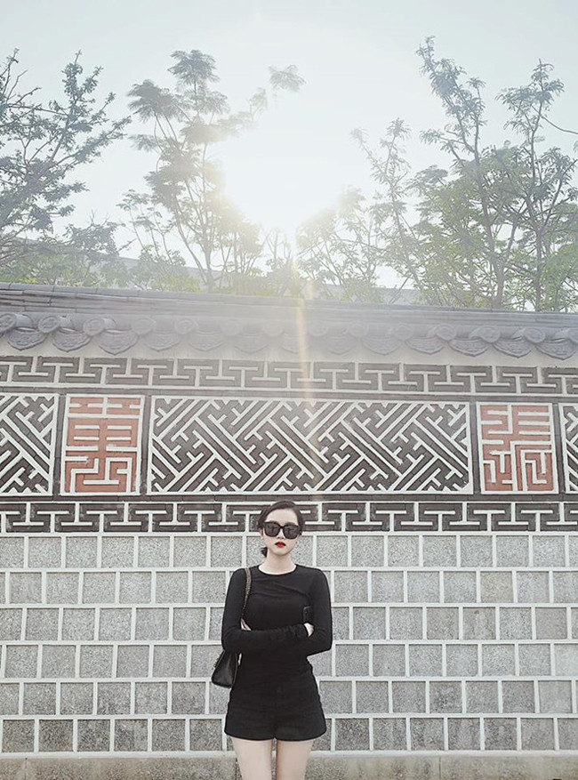 Quý cô chuộng tông đen cực ngầu.