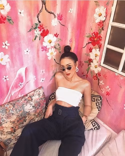 Không chỉ biết mặc đẹp, Ploypayap Srikarnchana còn là gương mặt đại diện của nhiều nhãn hàng thời trang, phụ kiện và làm đẹp tại Thái.