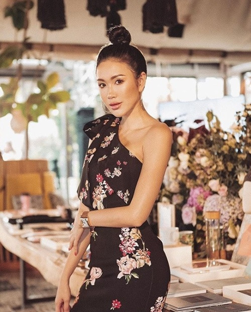 Khi đi tiệc, cô nàng lại gợi cảm và sành điệu với đầm lệch vai.