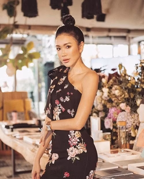 Khi đi tiệc, cô nàng lại gợi cảm và sành điệu với đầm lệch vai.