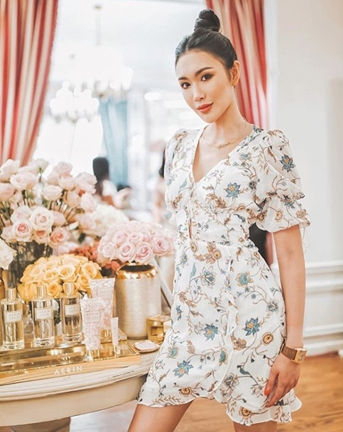 Bất kể mặc đơn giản hay cầu kỳ, kín đáo hay gợi cảm, vẻ đẹp của cô tiểu thư Ploypayap Srikarnchana đều khó trộn lẫn. Ảnh: Internet. Video "Minh Hằng chia sẻ về phong cách thời trang". Nguồn: VTC.