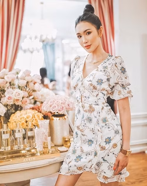 Bất kể mặc đơn giản hay cầu kỳ, kín đáo hay gợi cảm, vẻ đẹp của cô tiểu thư Ploypayap Srikarnchana đều khó trộn lẫn. Ảnh: Internet. Video "Minh Hằng chia sẻ về phong cách thời trang". Nguồn: VTC.