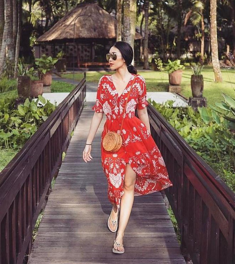 Ái nữ xinh đẹp đi biển với váy maxi đỏ nổi bật kết hợp với túi cói và dép xỏ ngón cực chất.