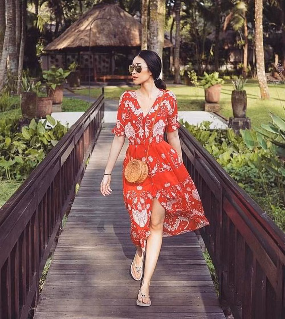 Ái nữ xinh đẹp đi biển với váy maxi đỏ nổi bật kết hợp với túi cói và dép xỏ ngón cực chất.