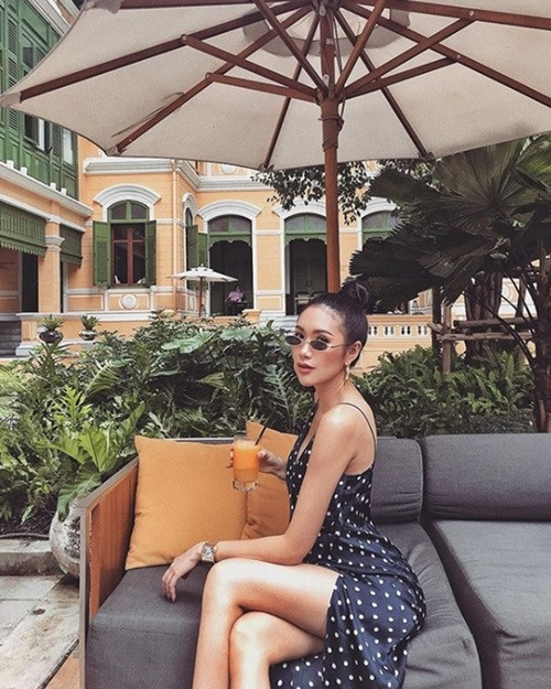 Ái nữ tỷ phú Thái Lan này có gu ăn mặc vừa thanh lịch vừa trẻ trung, gợi cảm nhưng vẫn cực kỳ sang trọng.