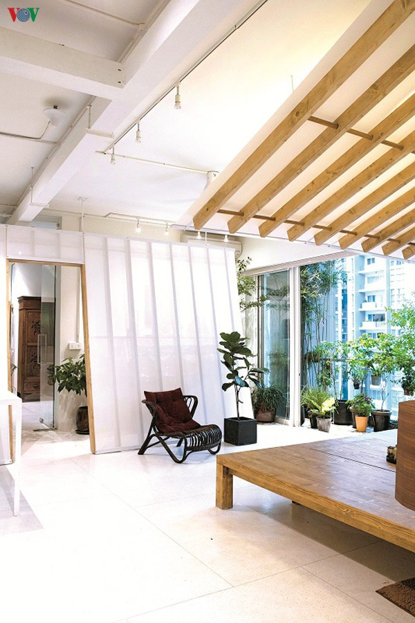 Lấy ý tưởng từ mái nhà thôn quê là mặt phẳng nghiêng; thay vì cách chia phòng thông thường, kiến trúc sư đã quyết định dựng một tổ hợp các diện phẳng với kích thước và góc nghiêng khác nhau khắp căn hộ, mỗi một vách nghiêng sẽ định hình một không gian với công năng cụ thể.