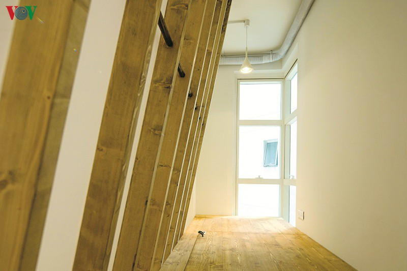 Màu trắng của tường, trần và màu gỗ để mộc sáng lộ vân tạo nên hòa sắc nhã nhặn cho toàn bộ các không gian.