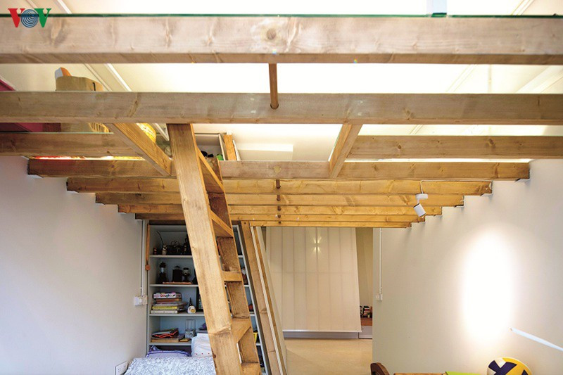 Gác lửng được thiết kế bằng hệ khung gỗ chịu lực và sàn kính để tăng độ thông thoáng và cảm giác nhẹ nhàng.