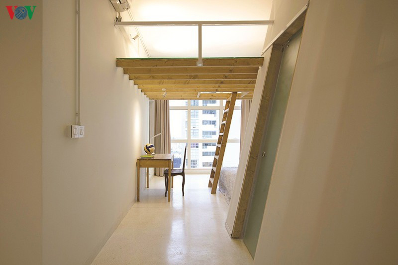 Phòng vệ sinh trong phòng ngủ nhỏ với bức tường nghiêng, và cánh cửa vào phòng cũng nghiêng. Điều này đòi hỏi việc tính toán và xử lý kỹ thuật rất công phu, tỉ mỉ.