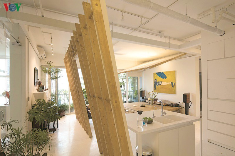 Bước đầu, các bức tường ngăn chia và hệ thống trần giả được dỡ bỏ nhằm trả lại không gian thông suốt và tận dụng tối đa chiều cao vốn đã hạn chế ở căn hộ. Tất cả được bố trí, sắp xếp lại.