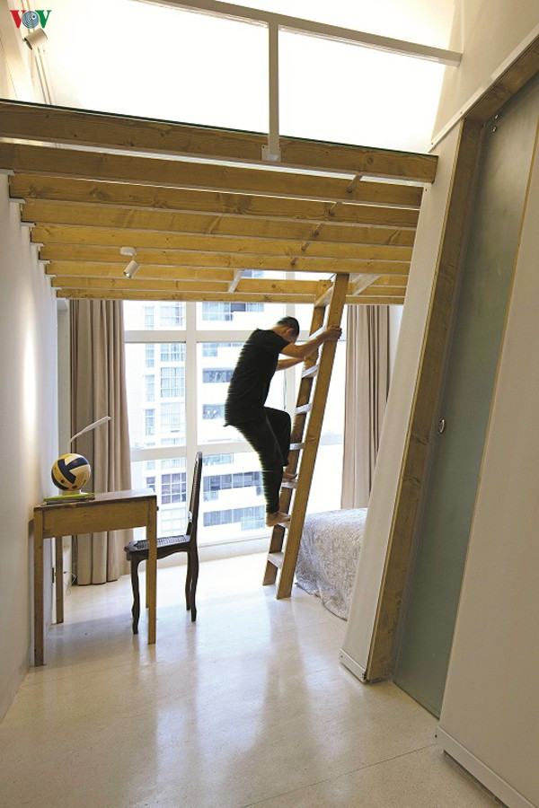 Phía trong là một gác lửng bên trên giường. Chiếc thang được đặt đồng vị với độ nghiêng của bức tường.