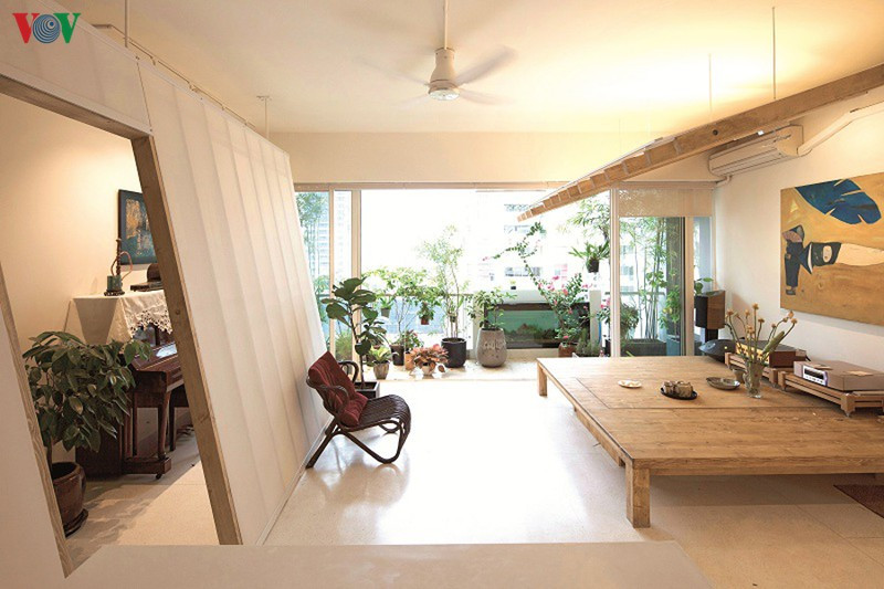 Không gian phòng khách là trung tâm căn hộ, là điểm nhấn và là điểm kết nối các không gian khác. Thay vì những bộ salon hay sofa như thông thường. Ở đây có một chiếc phản lớn nằm dưới một mái nghiêng.