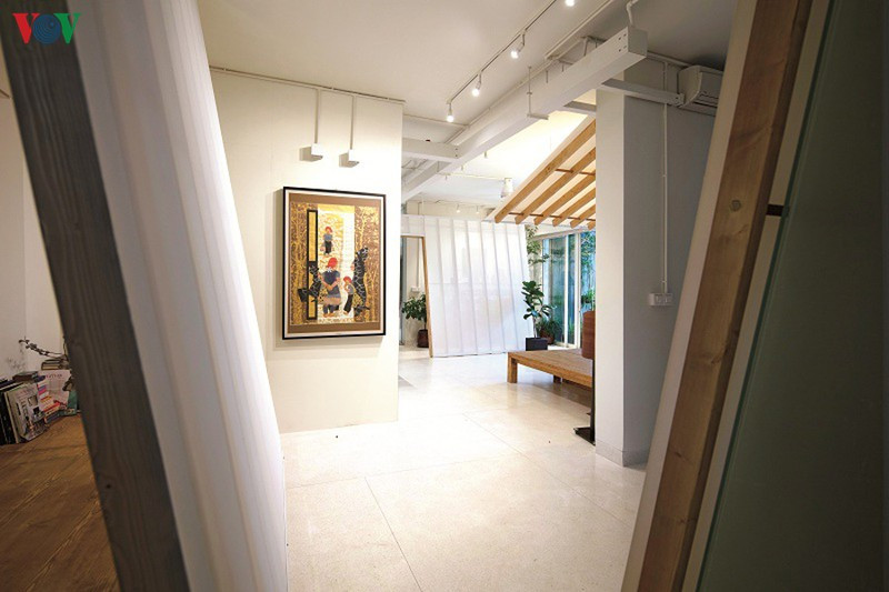 Những mặt nghiêng và đường nghiêng tạo những góc nhìn thú vị và sự chuyển động của không gian. Hệ thống kỹ thuật điện, điều hòa trên trần, tường đều đi nổi như một thành phần trang trí trong nội thất.