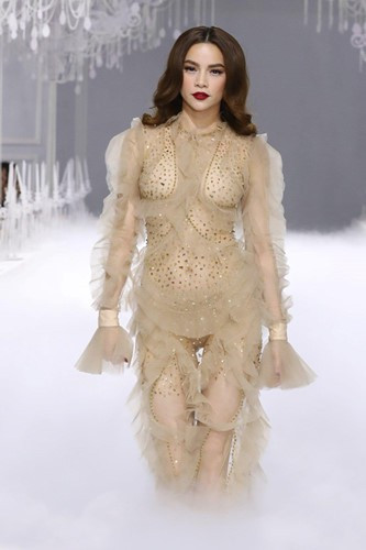 Trong các chương trình âm nhạc và cả trên sóng truyền hình, cô vẫn thường làm khán giả “đỏ mặt” vì trang phục táo bạo.