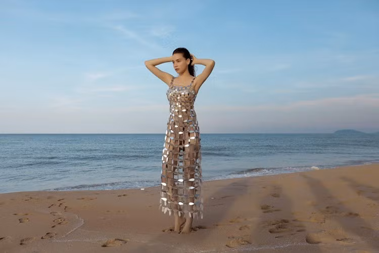 "Nữ hoàng giải trí" cũng từng bị chỉ trích vì mặc chiếc váy xuyên thấu nhạy cảm khi ra mắt MV Em muốn anh đưa em về.