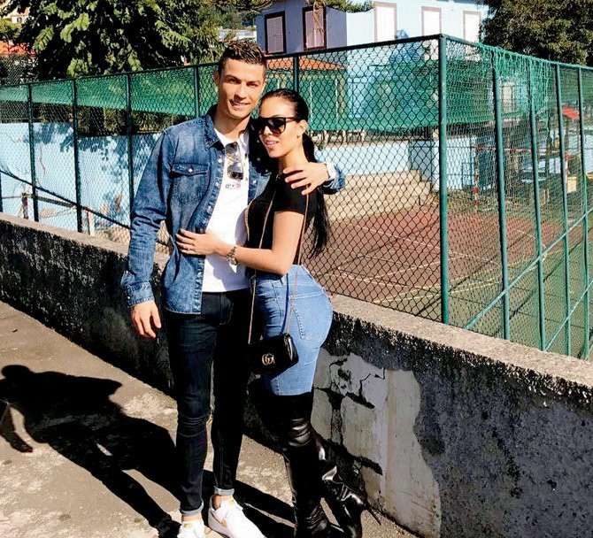 Cô nàng diện quần bò bó sát khoe vòng ba nóng bỏng.