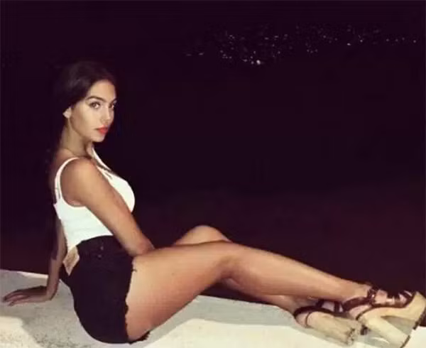 Áo hai dây với quần short cực ngắn khoe đôi chân nóng bỏng.