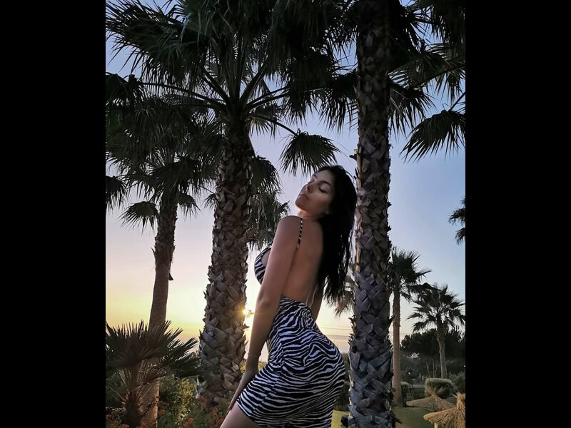 Georgina Rodriguez thường phô diễn vòng ba bởi cách ăn mặc gợi cảm.