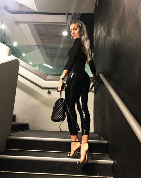 Bạn gái Ronaldo rất chăm diện các kiểu quần da bóng lộn.