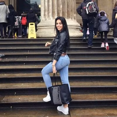 Phong cách thời trang đường phố của Georgina Rodriguez cực năng động với quần jean và áo da.