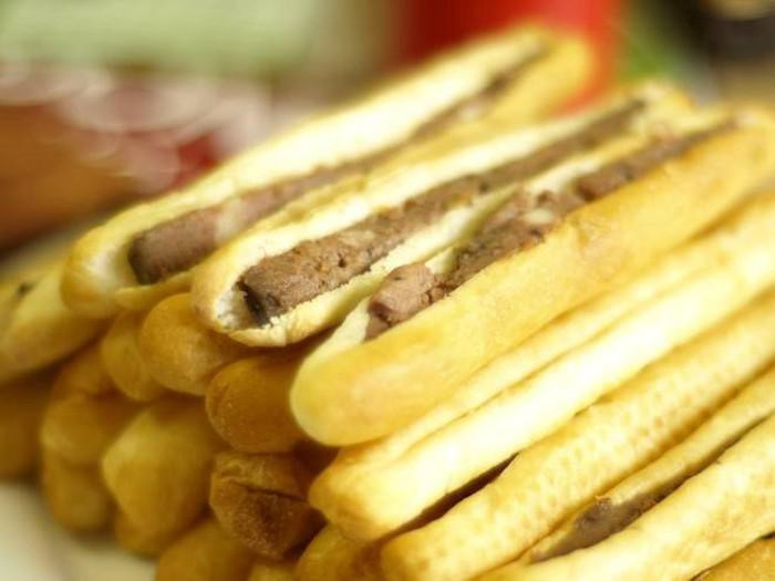 Bánh mì que: Khách du lịch đến với Hải Phòng thường nhớ mãi hương vị của những chiếc bánh mì nhỏ xinh ở đây. Bánh mì que Hải Phòng không cầu kỳ, không sang chảnh và cũng chẳng đắt đỏ nhưng lại dễ dàng chinh phục thực khách bởi hương thơm nồng, vị beo béo, bùi bùi, đậm đà vừa miệng lại cay cay tê tê.