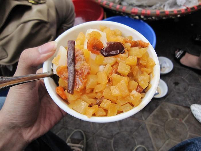 Bánh đúc tàu: Đây là món ăn đường phố vô cùng nổi tiếng ở Hải Phòng. Bánh đúc ở đây vô cùng đặc biệt, bánh màu hạt điều bắt mắt thường ăn cùng với tôm thịt, đu đủ rán, nước mắm giấm. Bánh đúc tàu đầy đủ 4 vị chua cay mặn ngọt, càng ăn càng ghiền, dù ăn no nhưng vẫn thòm thèm muốn ăn thêm bát nữa.